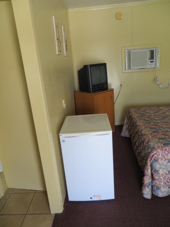 Travelers Inn Окичоби Стая снимка