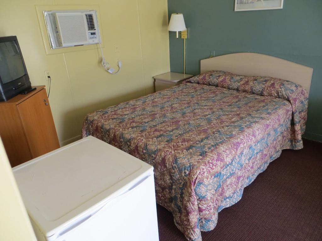 Travelers Inn Окичоби Стая снимка