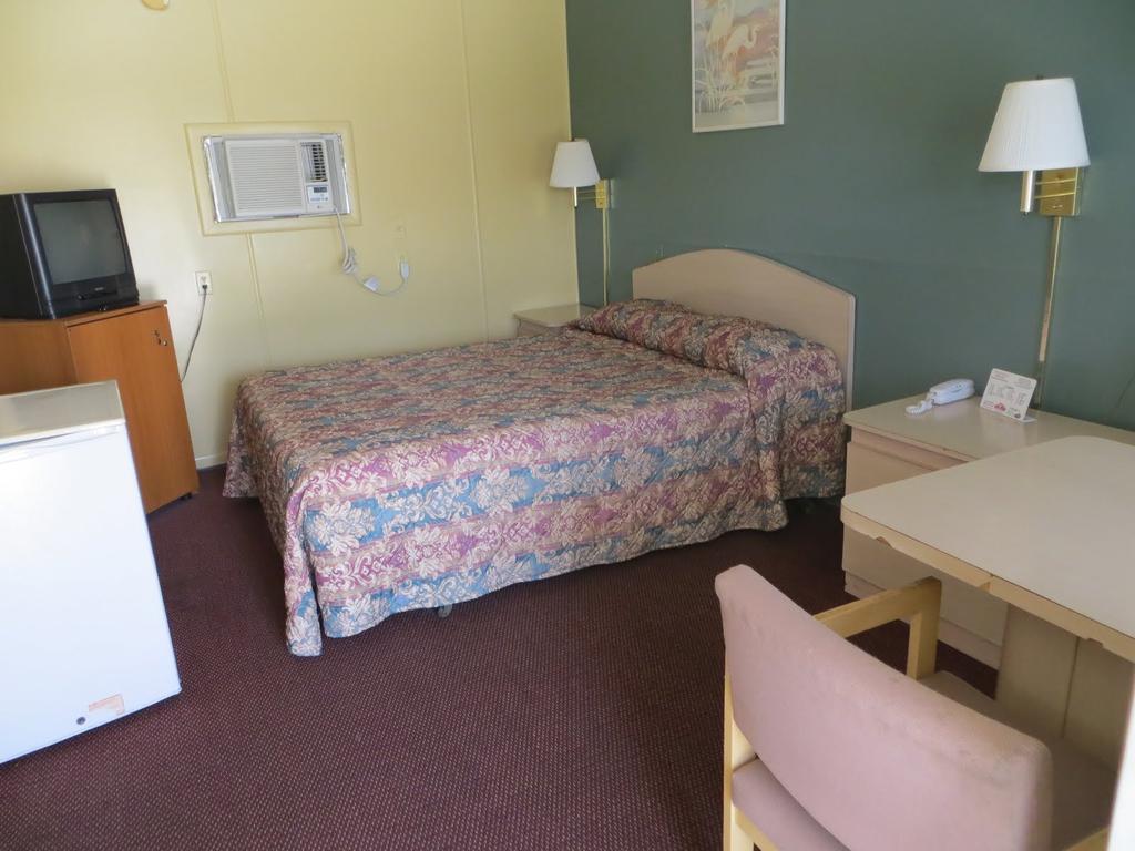 Travelers Inn Окичоби Стая снимка
