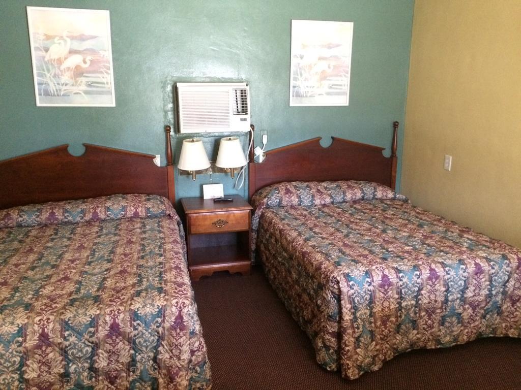 Travelers Inn Окичоби Екстериор снимка